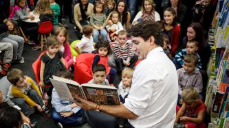 Photo numéro 1 de la galerie de photos Le premier ministre Justin Trudeau visite la bibliothèque municipale de Saint-Bruno-de-Montarville, au Québec, et annonce des modifications à la Prestation canadienne pour enfants