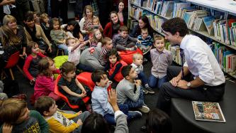 Photo numéro 3 de la galerie de photos Le premier ministre Justin Trudeau visite la bibliothèque municipale de Saint-Bruno-de-Montarville, au Québec, et annonce des modifications à la Prestation canadienne pour enfants