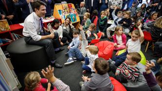 Photo numéro 4 de la galerie de photos Le premier ministre Justin Trudeau visite la bibliothèque municipale de Saint-Bruno-de-Montarville, au Québec, et annonce des modifications à la Prestation canadienne pour enfants