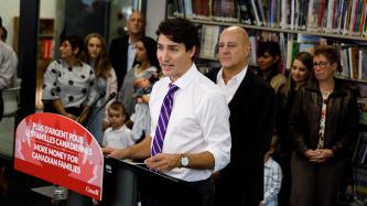 Photo numéro 5 de la galerie de photos Le premier ministre Justin Trudeau visite la bibliothèque municipale de Saint-Bruno-de-Montarville, au Québec, et annonce des modifications à la Prestation canadienne pour enfants