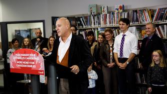 Photo numéro 6 de la galerie de photos Le premier ministre Justin Trudeau visite la bibliothèque municipale de Saint-Bruno-de-Montarville, au Québec, et annonce des modifications à la Prestation canadienne pour enfants