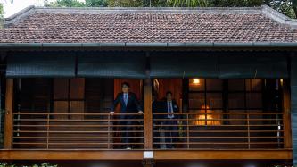 Le premier ministre Justin Trudeau se tient sur le balcon de la maison sur pilotis de Hô Chi Minh
