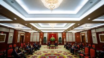 The attendees of the meeting between Prime Minister Justin Trudeau and the Secretary General of the Communist Party of Vietnam, Nguyễn Phú Trọng are shown in a conference room