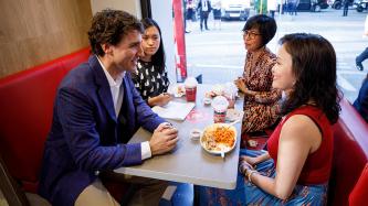 Le premier ministre Justin Trudeau s’installe dans un compartiment et discute avec les clients dans un restaurant-minute Jollibee