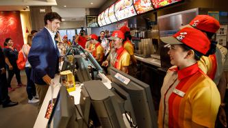 Le premier ministre Justin Trudeau passe une commande au comptoir d’un restaurant-minute Jollibee