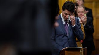 Le premier ministre Justin Trudeau ne peut réprimer ses larmes en prononçant des excuses à la Chambre des communes