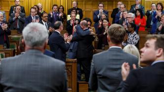 Le premier ministre Justin Trudeau serre dans ses bras le député Randy Boissonnault