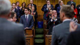 Les députés de la Chambre des communes se lèvent pour applaudir le premier ministre Justin Trudeau après un discours d’excuses