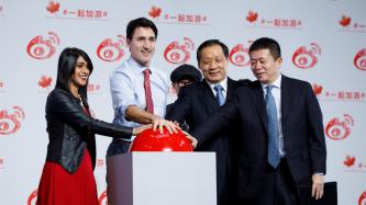 Prime Minister Justin Trudeau and Minister Bardish Chagger pose for a photo with members of the Chinese delegation