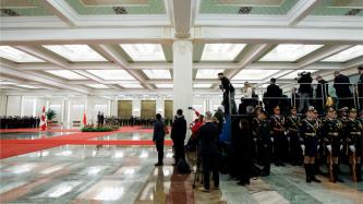 Le premier ministre Justin Trudeau et le premier ministre Li Keqiang se tiennent devant les journalistes dans le Grand hall