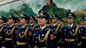 Le personnel militaire chinois se tient au garde-à-vous