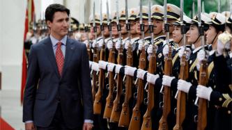 Le premier ministre Justin Trudeau longe le rang de militaires 