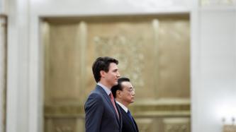 Le premier ministre Justin Trudeau marche aux côtés du premier ministre Li Keqiang