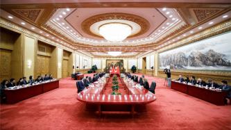 Les délégations canadiennes et chinoises se réunissent dans la salle de réunion du Grand hall