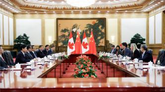 Les délégations canadiennes et chinoises se réunissent dans la salle de réunion du Grand hall