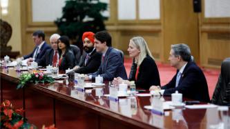 Le premier ministre Justin Trudeau et la délégation canadienne sont à l’écoute au cours d’une réunion