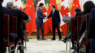 Le premier ministre Justin Trudeau serre la main du premier ministre Li Keqiang
