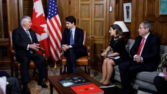 Le premier ministre Justin Trudeau s’entretient avec le secrétaire américain Rex Tillerson dans son bureau sous le regard de la ministre Chrystia Freeland