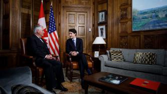 Le premier ministre Justin Trudeau s’entretient avec le secrétaire américain Rex Tillerson dans son bureau