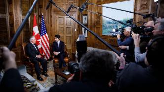 Le premier ministre Justin Trudeau s’entretient avec le secrétaire américain Rex Tillerson dans son bureau sous le regard des médias