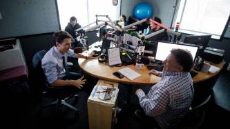 Le premier ministre Justin Trudeau donne une entrevue en présence de l’animateur de radio Terry DiMonte