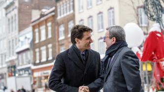 Le premier ministre Justin Trudeau serre la main du maire Régis Labeaume