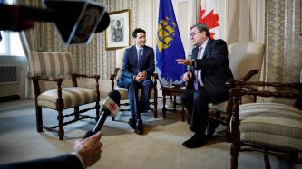 Le maire Régis Labeaume discute avec le premier ministre Justin Trudeau dans son bureau, en présence de journalistes