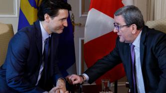 Le maire Régis Labeaume s’approche du premier ministre Justin Trudeau pendant leur conversation