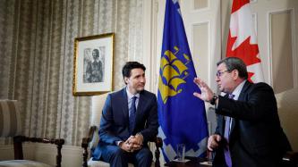 Le maire Régis Labeaume discute avec le premier ministre Justin Trudeau