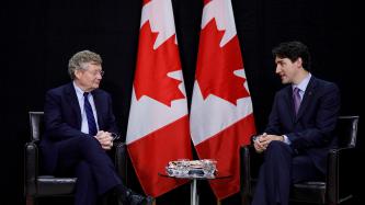 Prime Minister Justin Trudeau meets with Jacob Wallenberg, Chairman of Investor AB beside two Canadian flags.