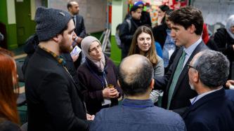 Le premier ministre Justin Trudeau discute avec un groupe de personnes au Centre culturel islamique de Québec.