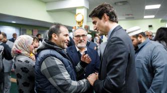 Le premier ministre Justin Trudeau serre la main d'un homme au Centre culturel islamique de Québec.