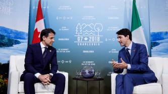 Le PM Trudeau s'assoit et discute avec le PM Giuseppe Conte.