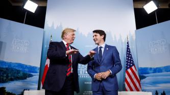 Le premier ministre Trudeau ricane avec le président Donald Trump.