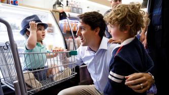Photo number 2 from the photo gallery Prime Minister Justin Trudeau, Xavier and Hadrien visit the Drummondville market