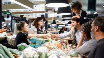 Photo number 4 from the photo gallery Prime Minister Justin Trudeau, Xavier and Hadrien visit the Drummondville market