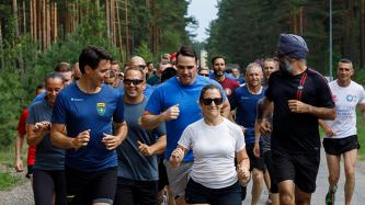 PM Trudeau and Ministers Freeland and Sajjan run with troops