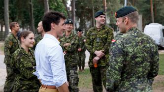 Le PM Trudeau discute avec des militaires canadiens
