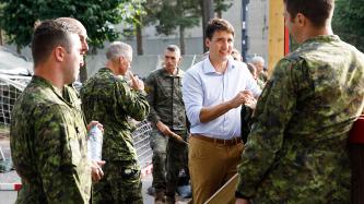 Le PM Trudeau mange en compagnie de militaires