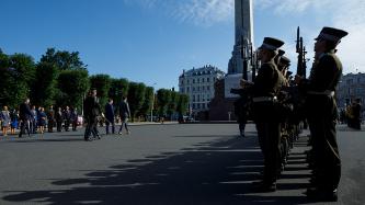 Le PM Trudeau et le PM Kučinskis se dirigent vers le monument
