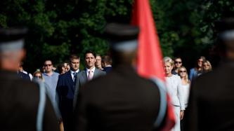 Le PM Trudeau pose un regard solennel sur le Monument de la liberté