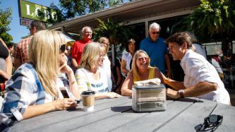 Photo numéro 1 de la galerie de photos Le premier ministre Justin Trudeau visite le restaurant The Local Landing Eatery à Port Carling, en Ontario