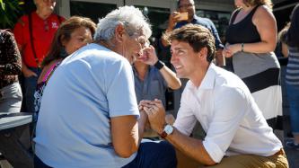 Photo numéro 4 de la galerie de photos Le premier ministre Justin Trudeau visite le restaurant The Local Landing Eatery à Port Carling, en Ontario