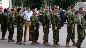 Le PM Trudeau est en rang avec des militaires canadiens