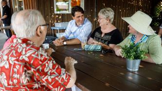 Photo numéro 2 de la galerie de photos Le premier ministre Trudeau, Sophie et leurs enfants visitent le kiosque Granny's Fruit Stand à Penticton, en Colombie-Britannique