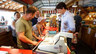 Photo numéro 3 de la galerie de photos Le premier ministre Trudeau, Sophie et leurs enfants visitent le kiosque Granny's Fruit Stand à Penticton, en Colombie-Britannique