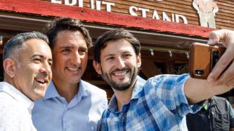 Photo numéro 4 de la galerie de photos Le premier ministre Trudeau, Sophie et leurs enfants visitent le kiosque Granny's Fruit Stand à Penticton, en Colombie-Britannique