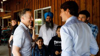 Photo numéro 5 de la galerie de photos Le premier ministre Trudeau, Sophie et leurs enfants visitent le kiosque Granny's Fruit Stand à Penticton, en Colombie-Britannique
