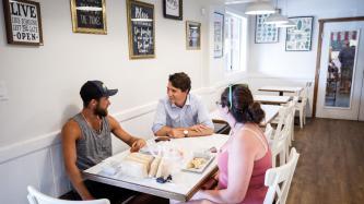 Photo numéro 6 de la galerie de photos Le premier ministre Trudeau, Sophie et leurs enfants visitent le kiosque Granny's Fruit Stand à Penticton, en Colombie-Britannique