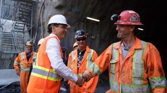 PM Trudeau shakes hands with construction workers